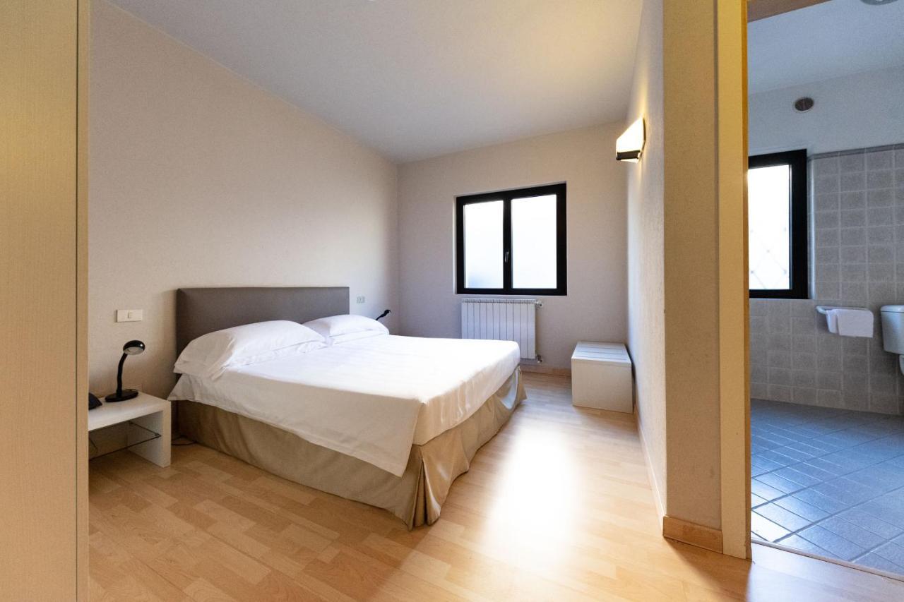 Hotel Miranda Riva di Solto Esterno foto