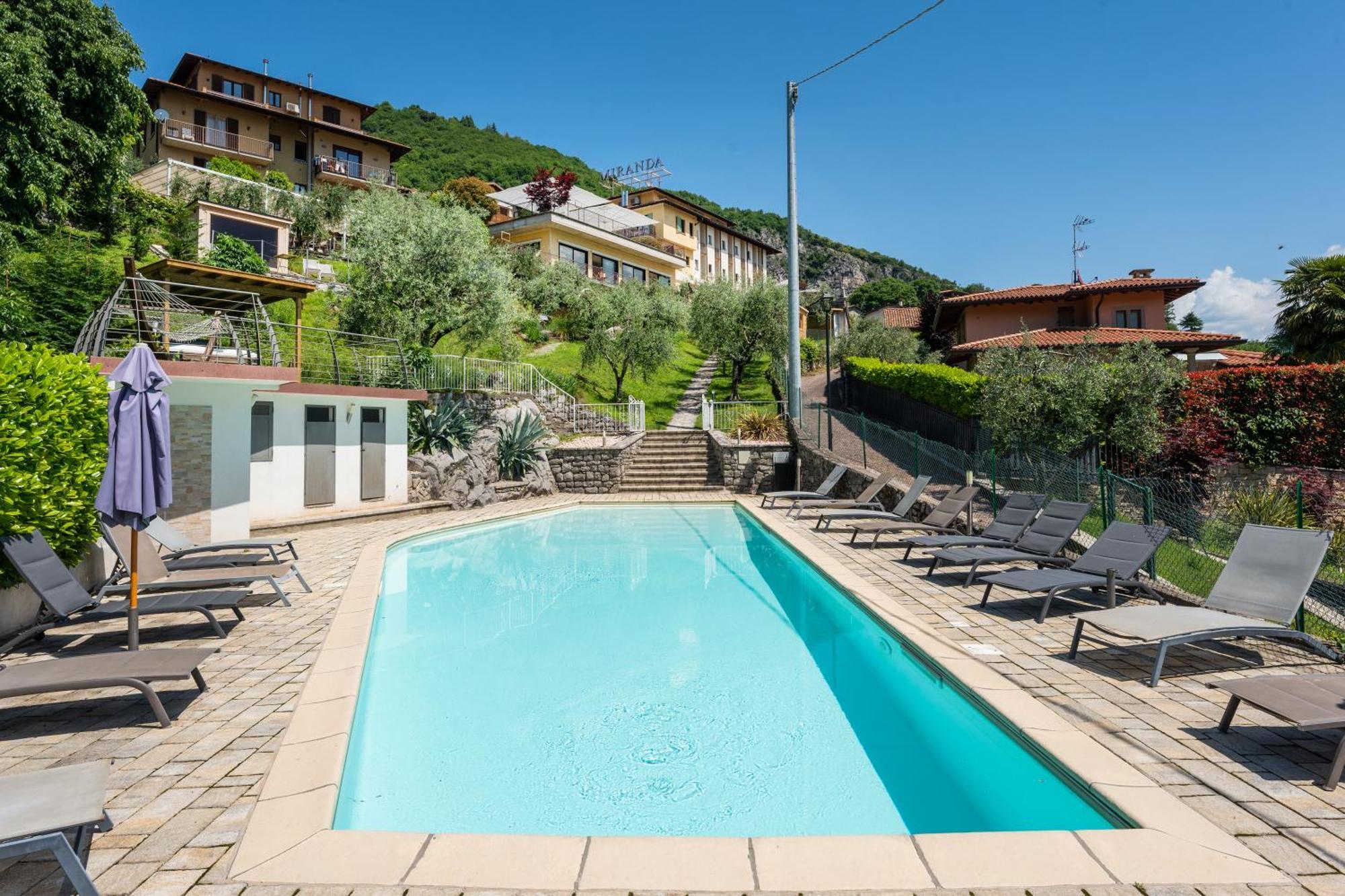Hotel Miranda Riva di Solto Esterno foto