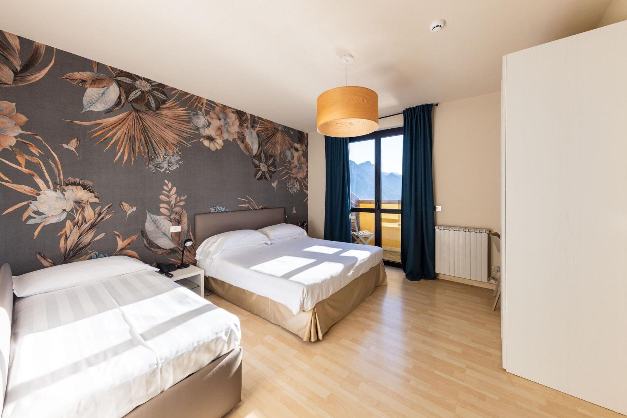 Hotel Miranda Riva di Solto Esterno foto