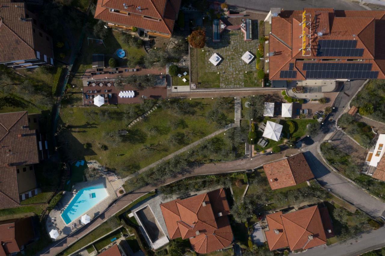 Hotel Miranda Riva di Solto Esterno foto