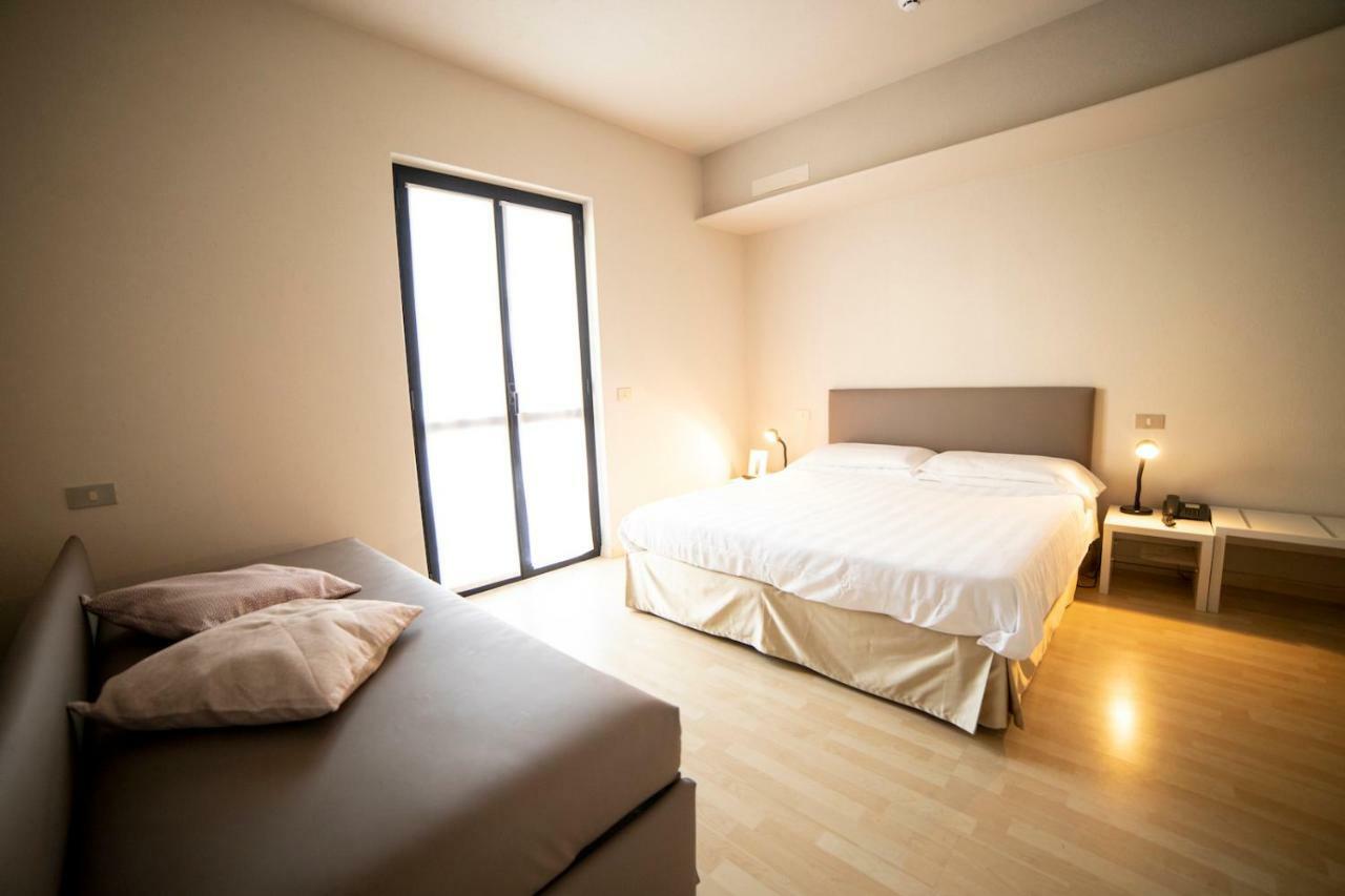 Hotel Miranda Riva di Solto Esterno foto